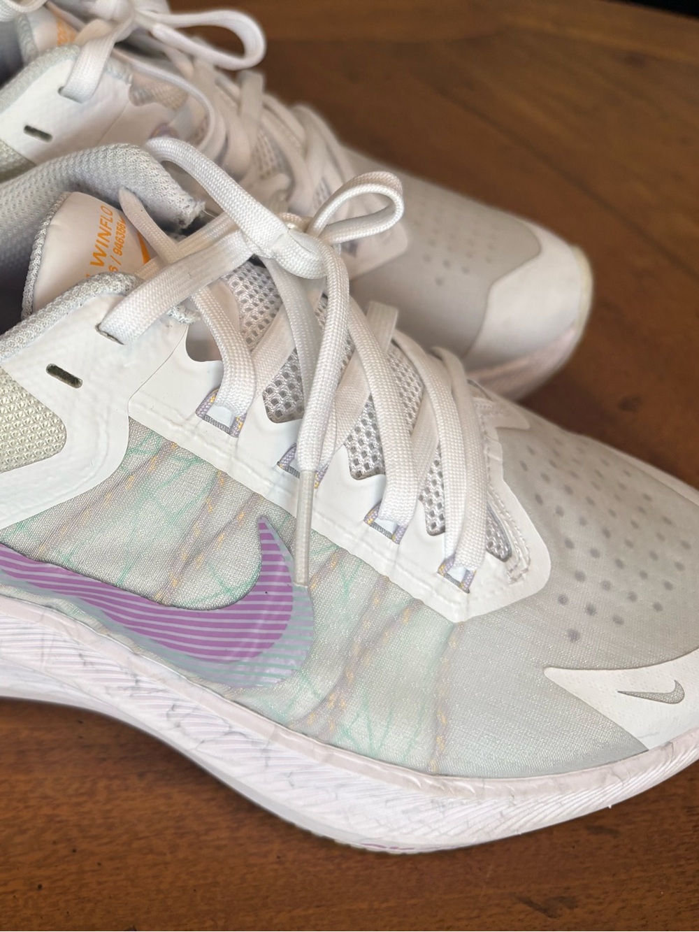 Women's Zoom Winflo 8 Running Shoes — White/Football Grey/Violet Shock/Infinite